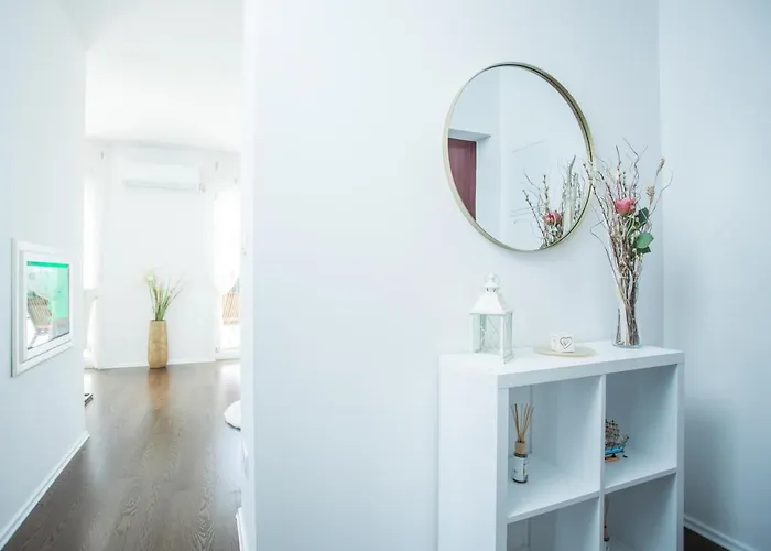 Royal View Apartment *